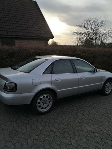 Sølv Audi A4 fra 2000