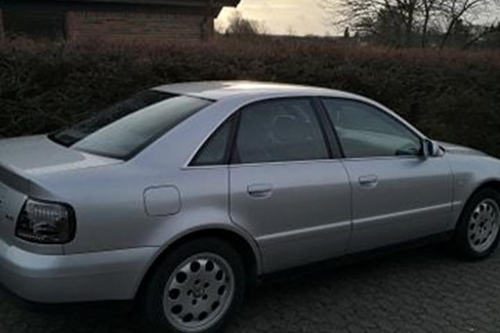 Sølv Audi A4 fra 2000