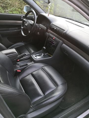 Sølv Audi A4 fra 2000