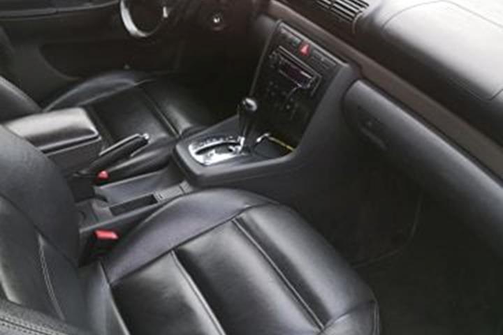 Sølv Audi A4 fra 2000