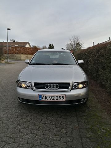 Sølv Audi A4 fra 2000