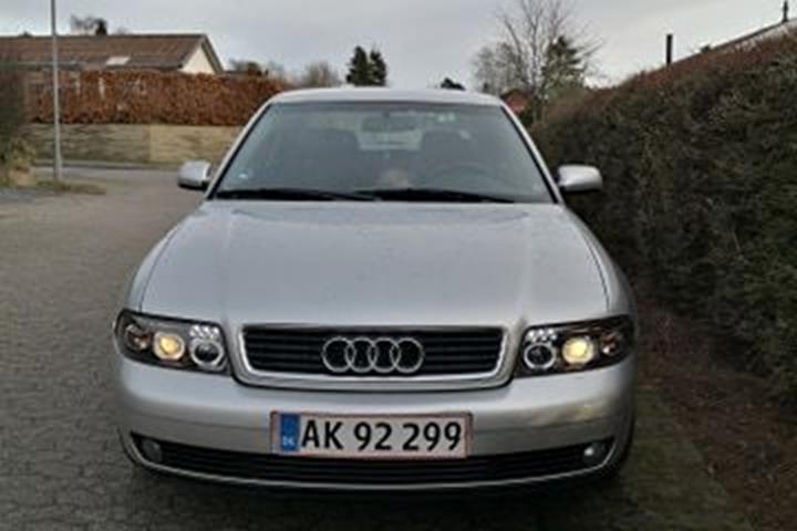 Sølv Audi A4 fra 2000