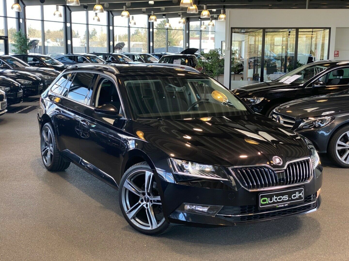 Grå Skoda Superb fra 2017