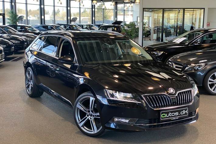 Grå Skoda Superb fra 2017