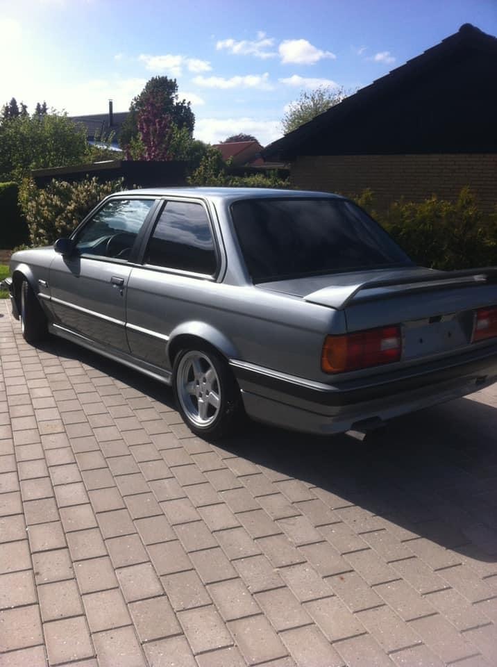 Grå BMW 318iS fra 1989