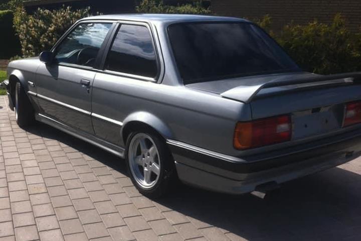Grå BMW 318iS fra 1989