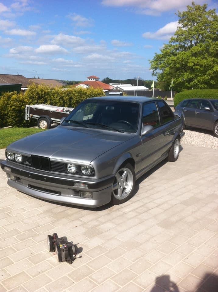 Grå BMW 318iS fra 1989