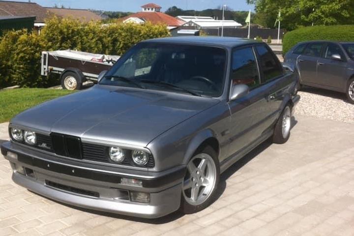 Grå BMW 318iS fra 1989