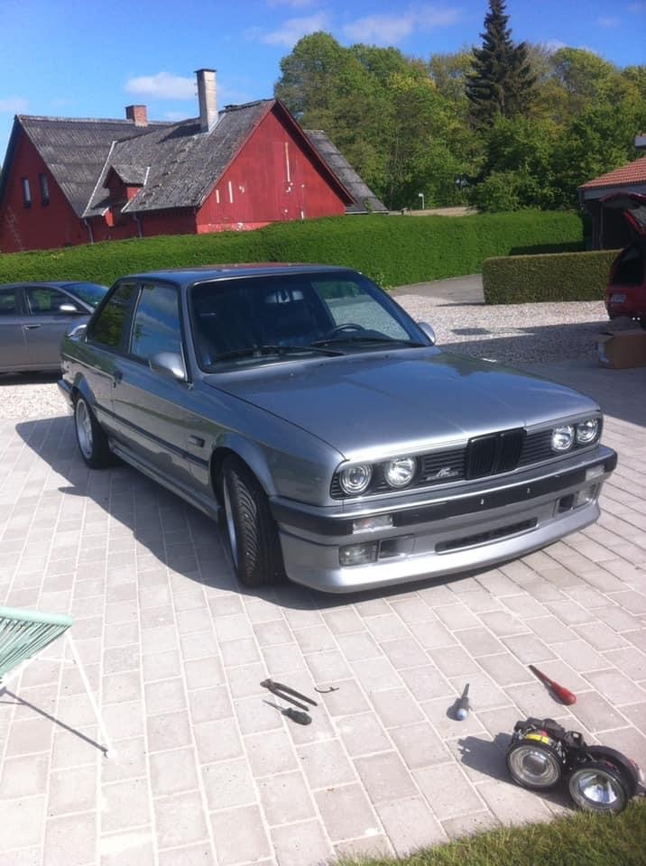 Grå BMW 318iS fra 1989