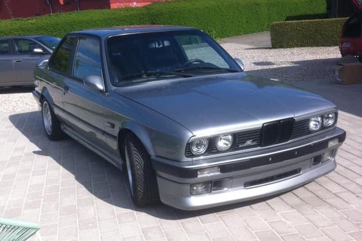 Grå BMW 318iS fra 1989