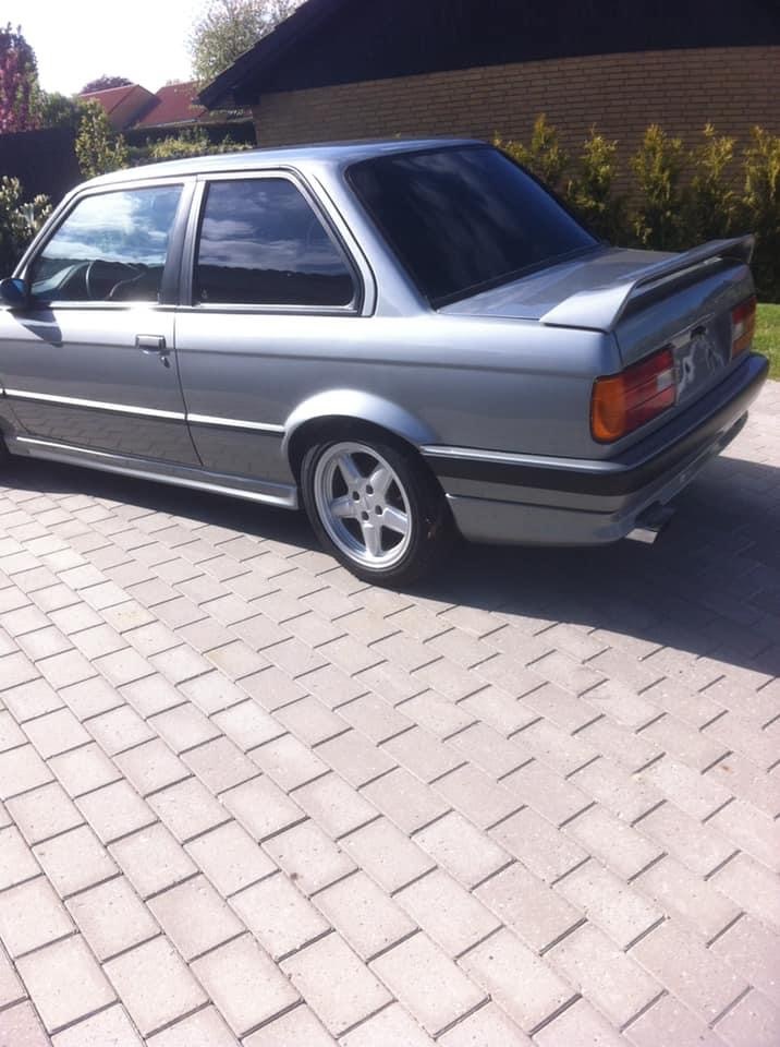 Grå BMW 318iS fra 1989