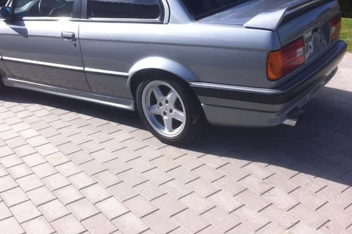Grå BMW 318iS fra 1989