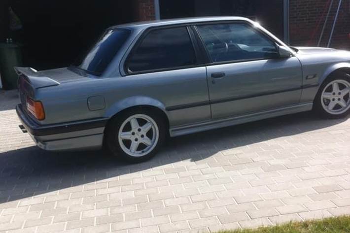 Grå BMW 318iS fra 1989