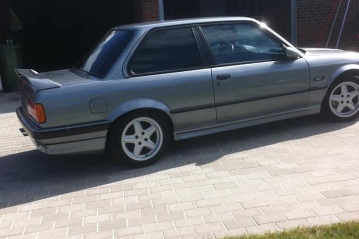 Grå BMW 318iS fra 1989