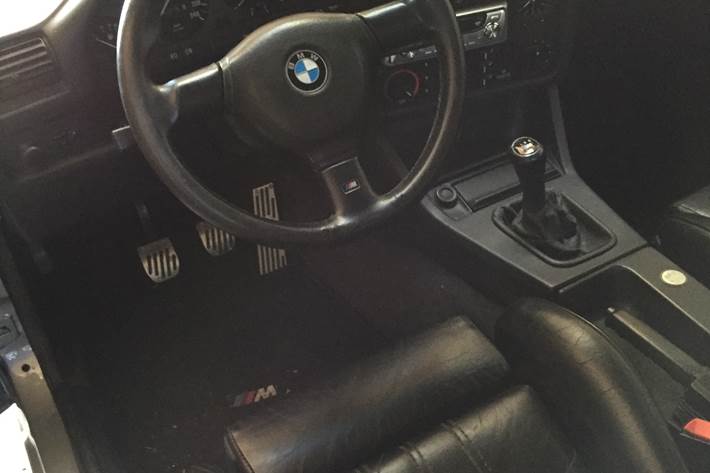 Grå BMW 318iS fra 1989