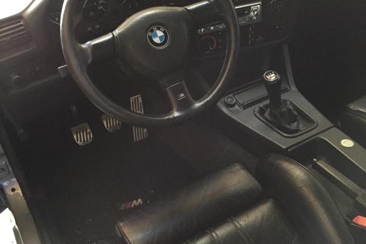 Grå BMW 318iS fra 1989