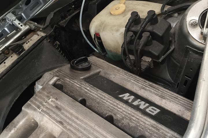 Grå BMW 318iS fra 1989