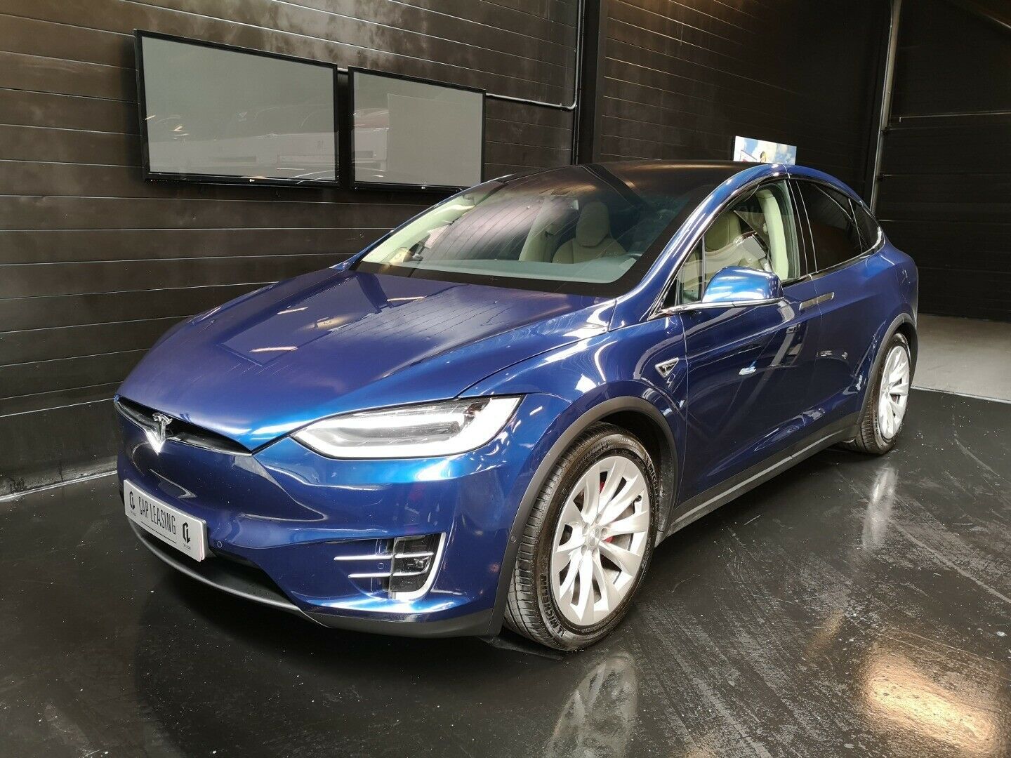 Blå Tesla Model X fra 2016