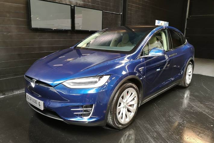Blå Tesla Model X fra 2016