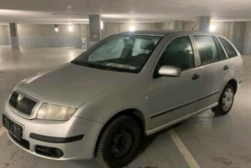 Grå Skoda Fabia fra 2007