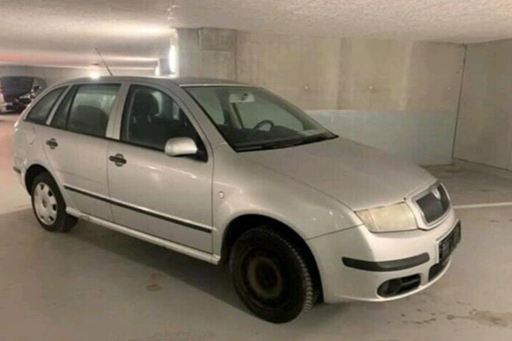 Grå Skoda Fabia fra 2007