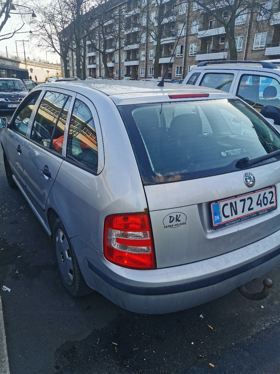 Grå Skoda Fabia fra 2007