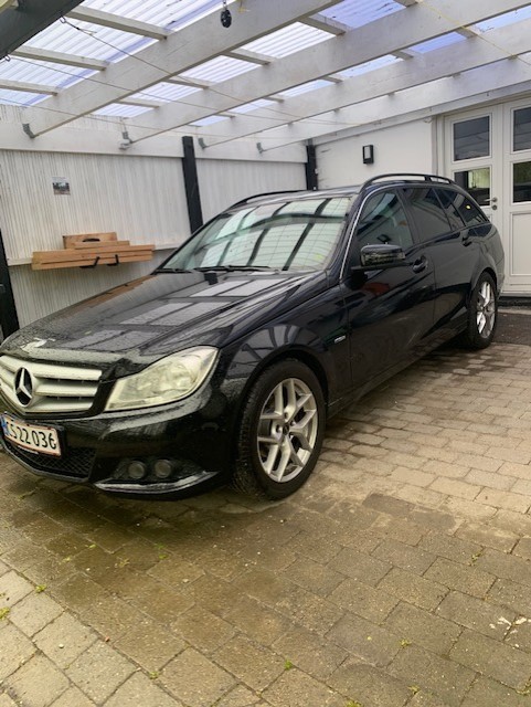 Sort Mercedes 200 fra 2011
