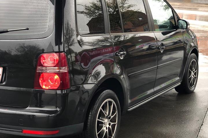 Sort VW Touran fra 2008