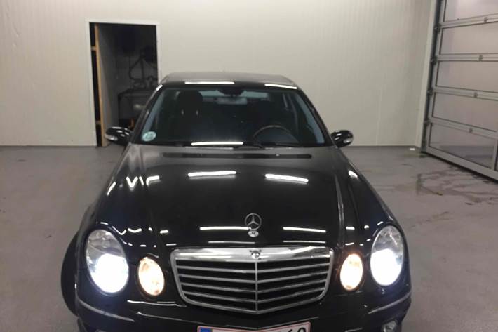 Sort Mercedes E280 fra 2006