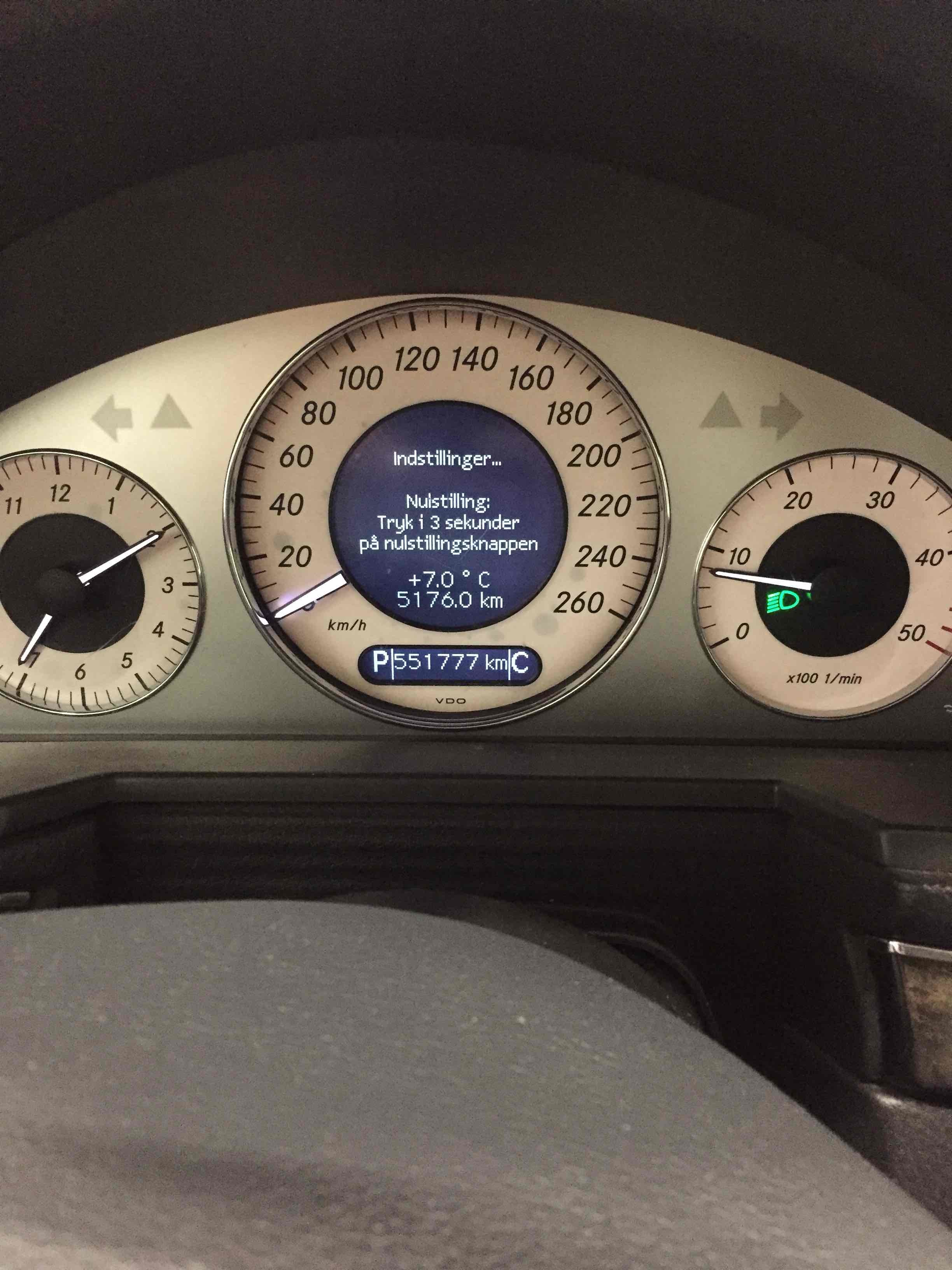 Sort Mercedes E280 fra 2006