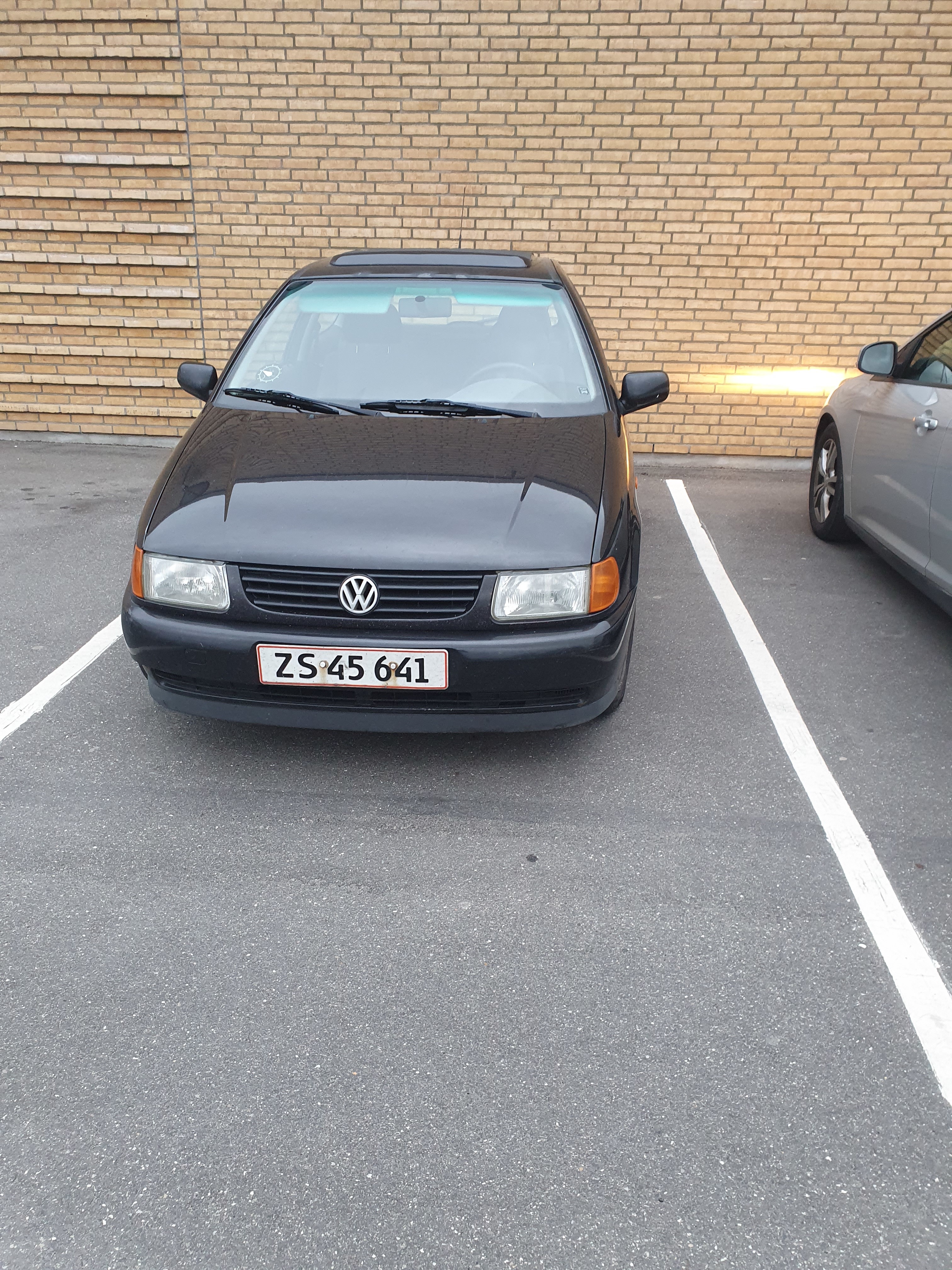 Sort VW Polo fra 1999