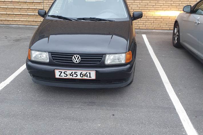 Sort VW Polo fra 1999