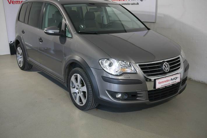 Grå VW Touran Cross fra 2009