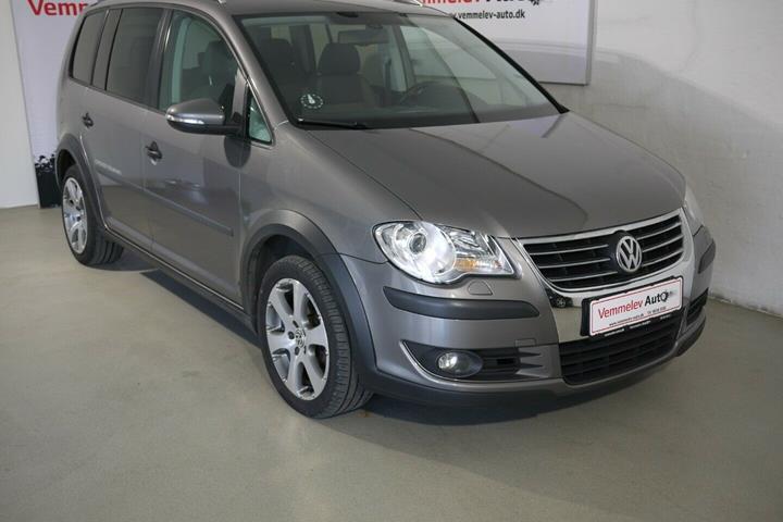 Grå VW Touran Cross fra 2009