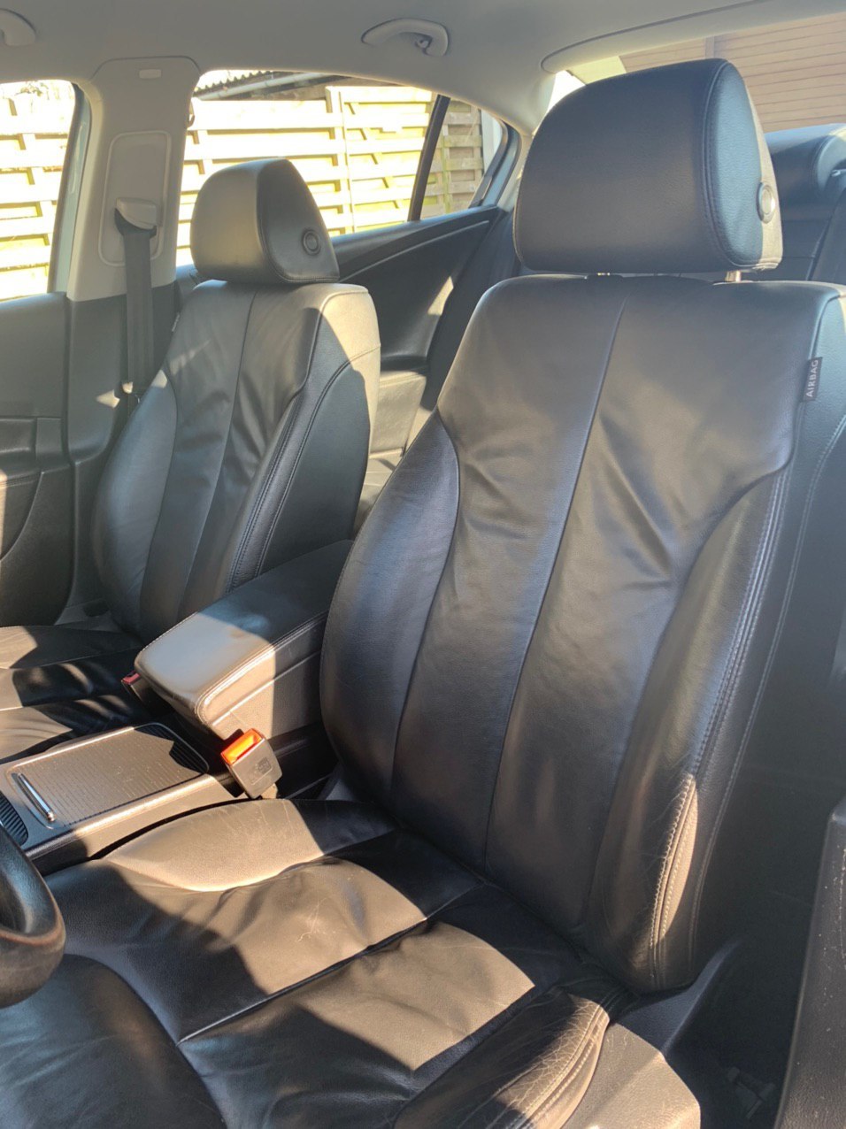 Blå VW Passat fra 2005