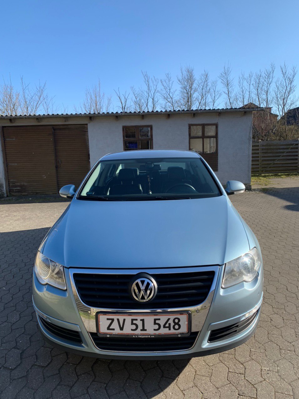 Blå VW Passat fra 2005
