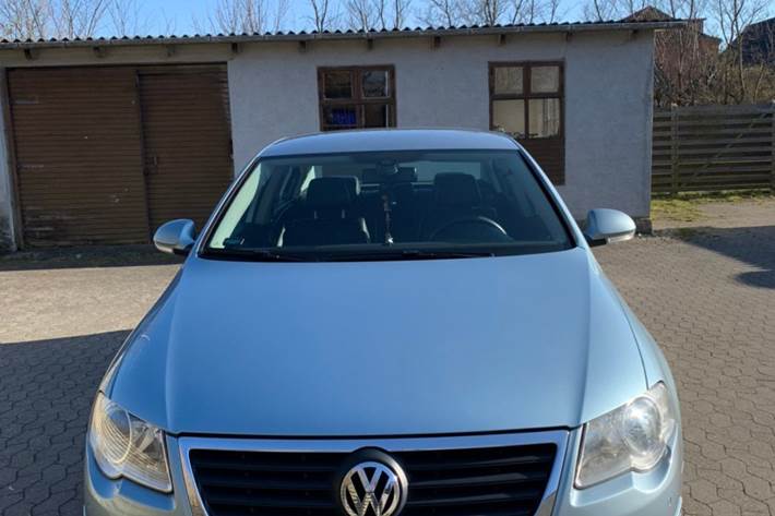 Blå VW Passat fra 2005