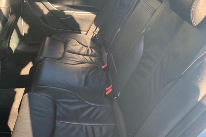Blå VW Passat fra 2005