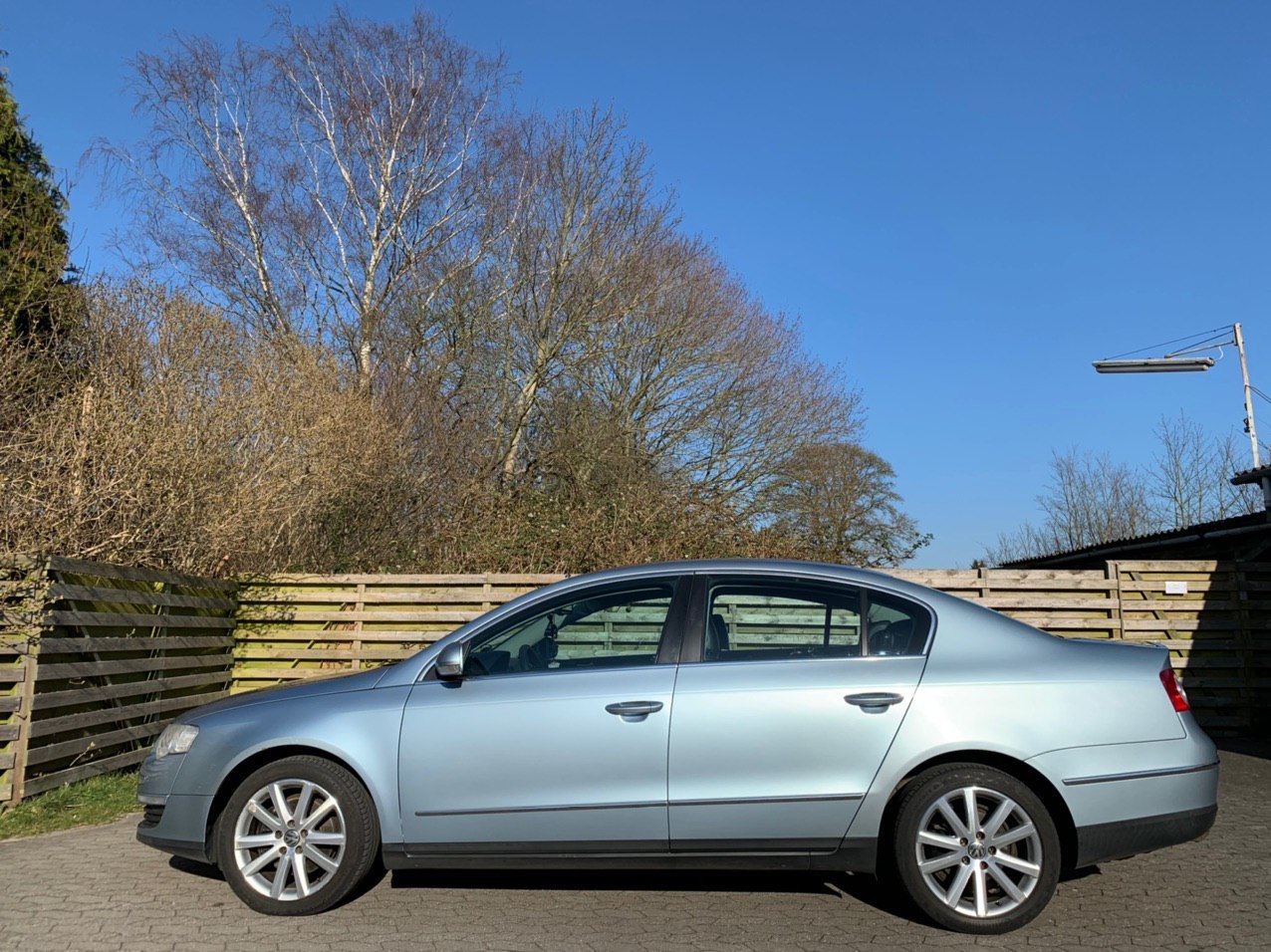 Blå VW Passat fra 2005
