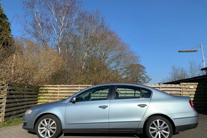 Blå VW Passat fra 2005