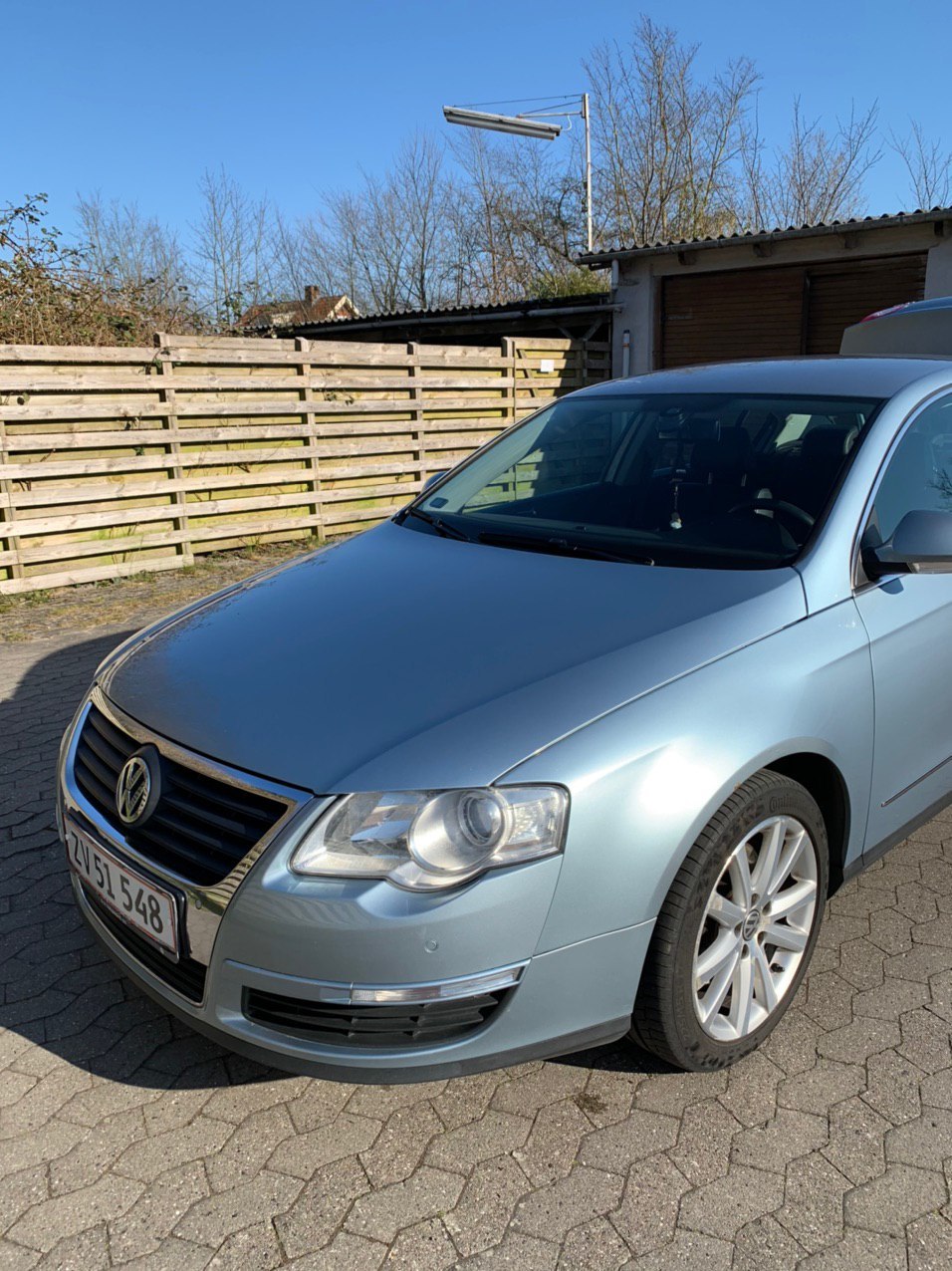 Blå VW Passat fra 2005