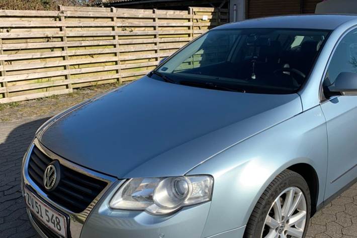Blå VW Passat fra 2005