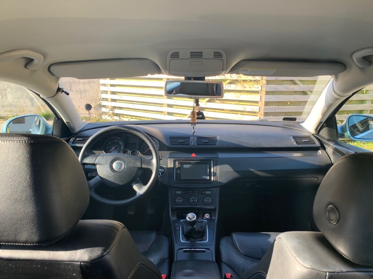 Blå VW Passat fra 2005