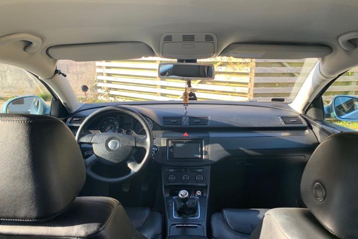Blå VW Passat fra 2005