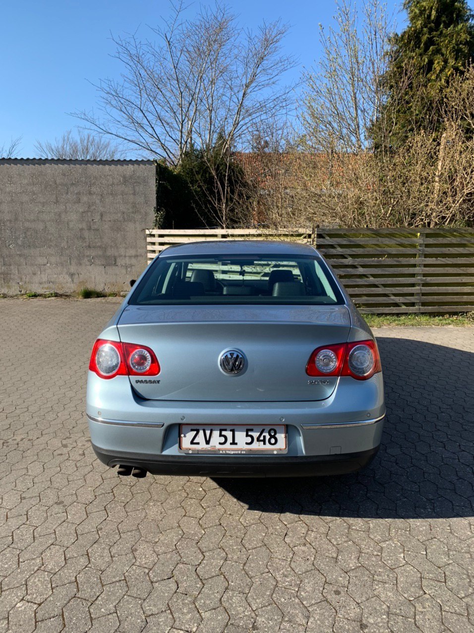 Blå VW Passat fra 2005