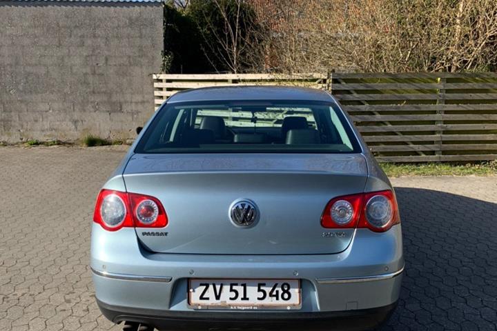 Blå VW Passat fra 2005