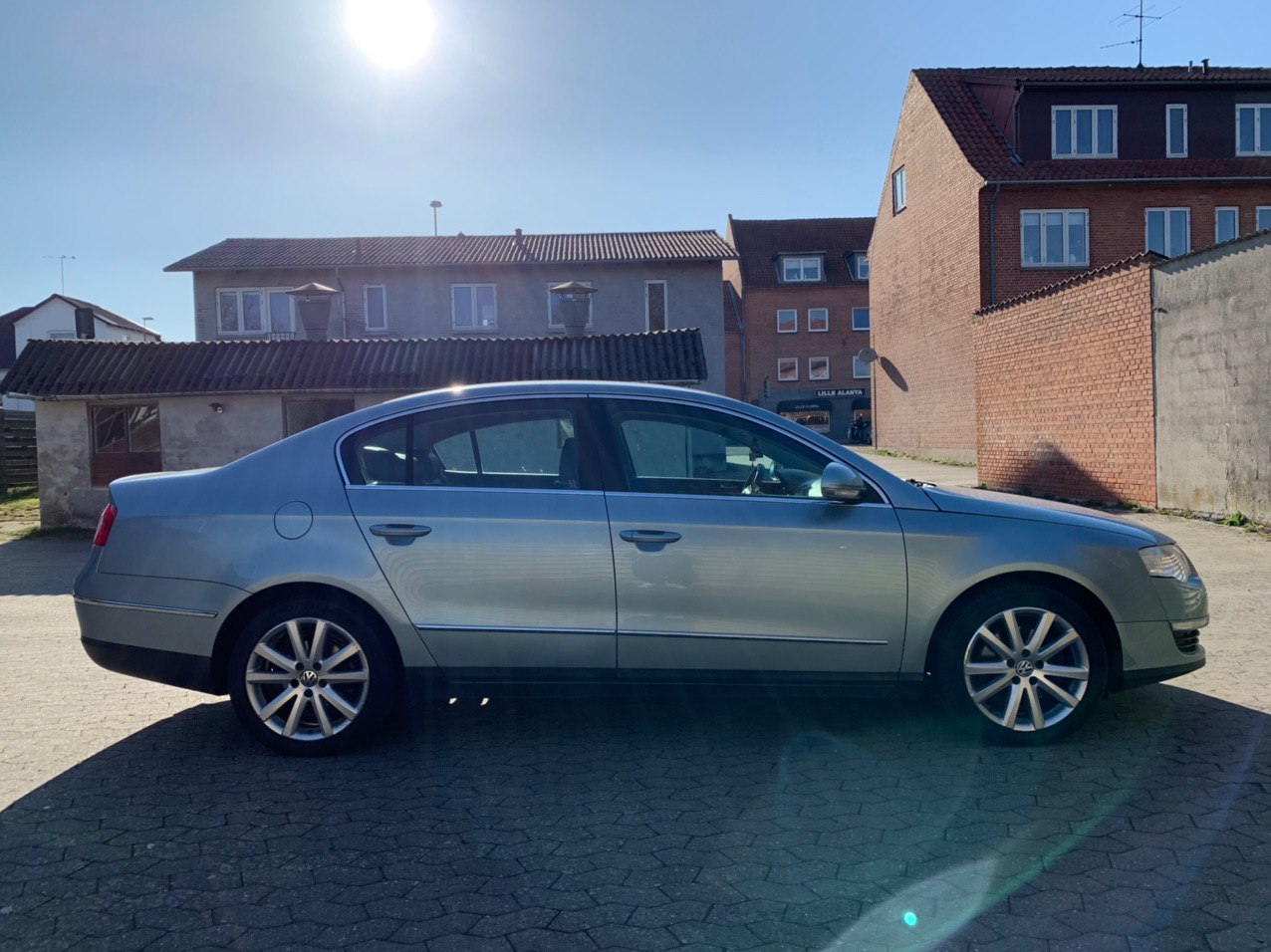 Blå VW Passat fra 2005