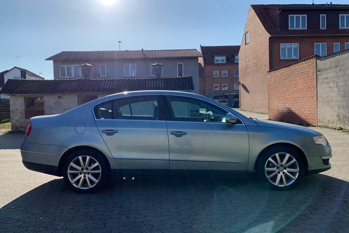 Blå VW Passat fra 2005