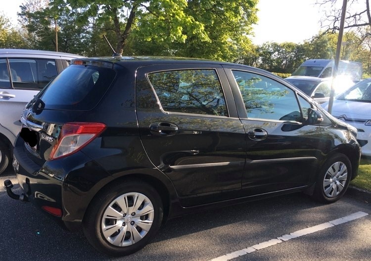 Sort Toyota Yaris fra 2012