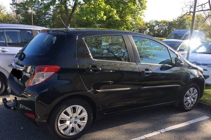 Sort Toyota Yaris fra 2012